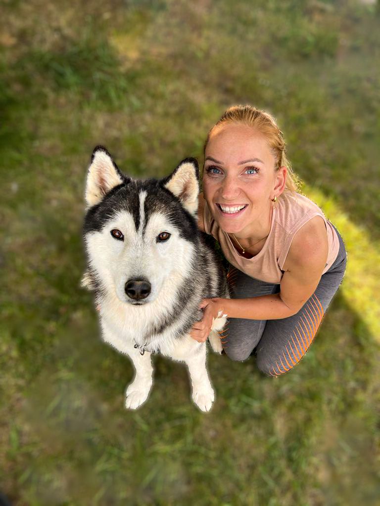 Laura mit ihrem Husky von oben
