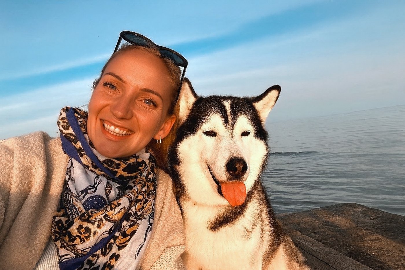 Laura und ihr Husky am Meer