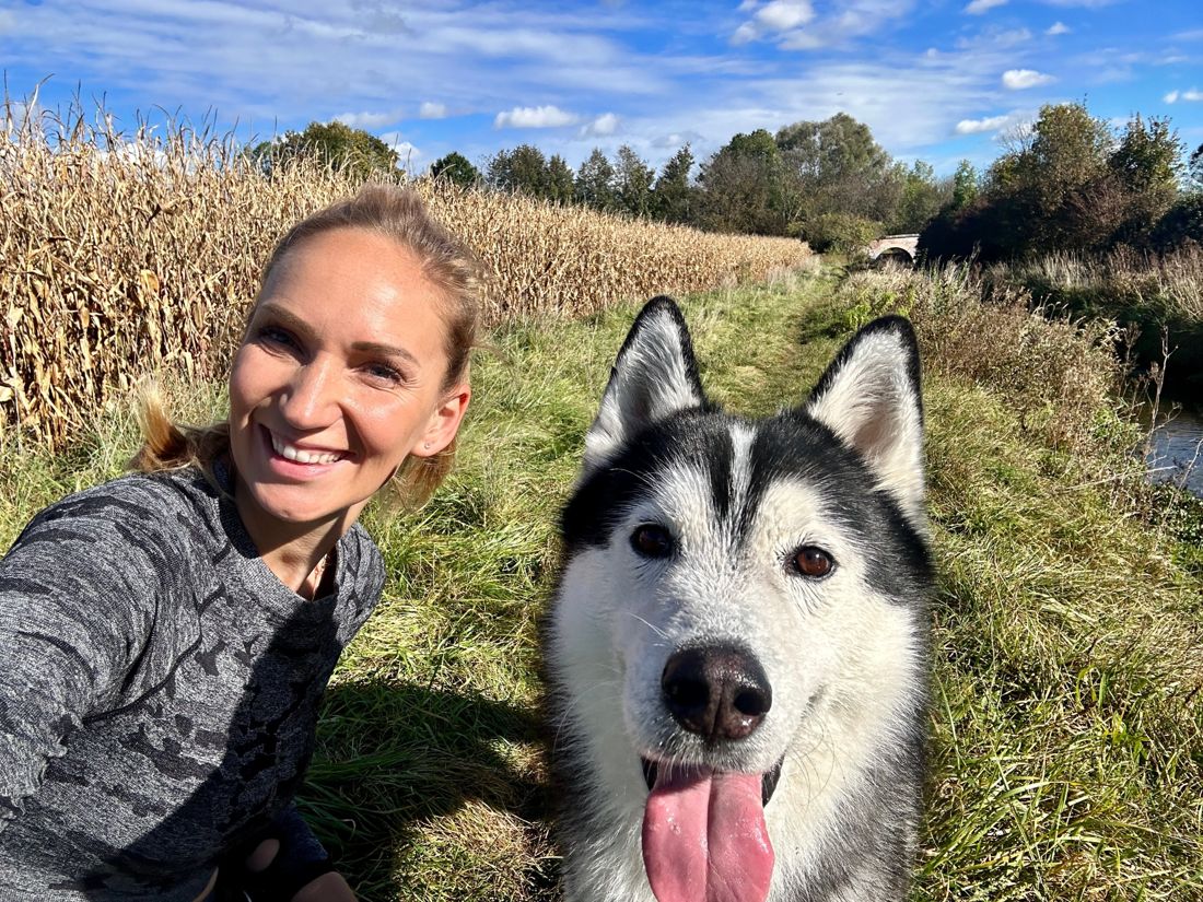 Laura und ihr Husky auf der Wiese